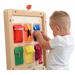 Medinė lanksčios sienos manipuliavimo lenta su spalvingomis kišenėmis, sagtimis ir lipdukais MASTERKIDZ