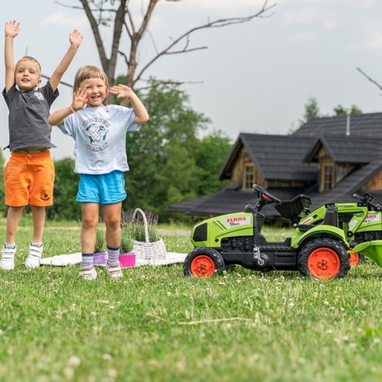 Traktorius su priekaba ir kaušu nuo pedalų „Falk Claas“