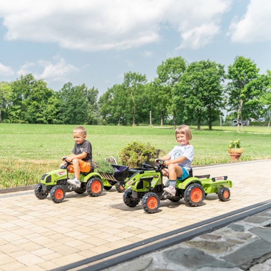 Traktorius su priekaba ir kaušu nuo pedalų „Falk Claas“
