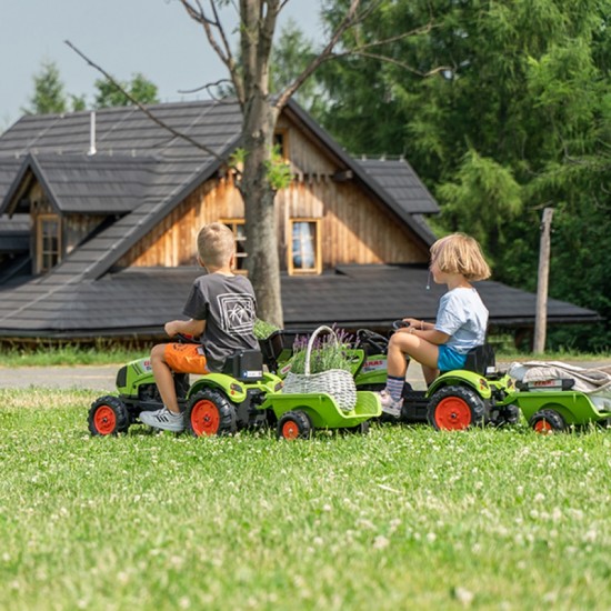Traktorius su priekaba ir kaušu nuo pedalų „Falk Claas“